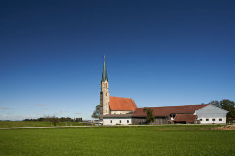 Gemeinde Kraiburg Landkreis Mühldorf Pietenberg Kirche Mariä Himmelfahrt (Dirschl Johann) Deutschland MÜ